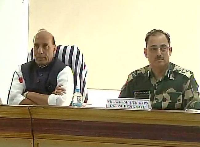 मीडिया से बातचीत के दौरान गृह मंत्री राजनाथ सिंह