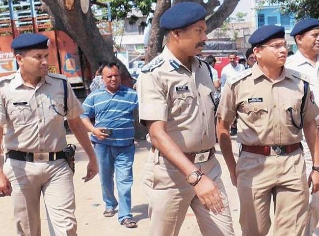 शामली में घटना की जांच में जुटे पुलिसकर्मी