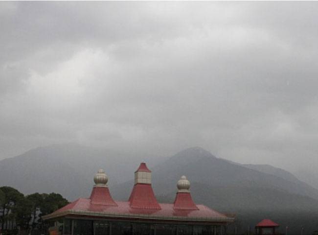 मैच के दौरान आसमान में घुमरते बादल