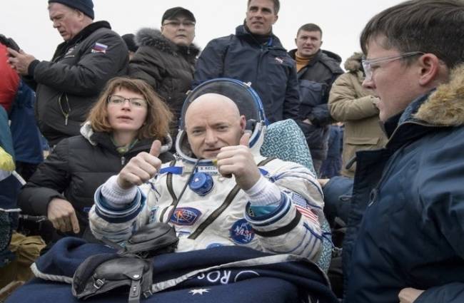 धरती पर पहुंचते ही स्कॉट कैली