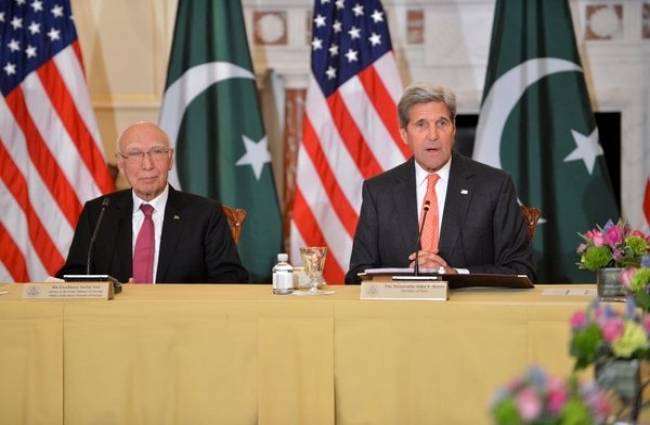 जॉन कैरी और सरताज अजीज