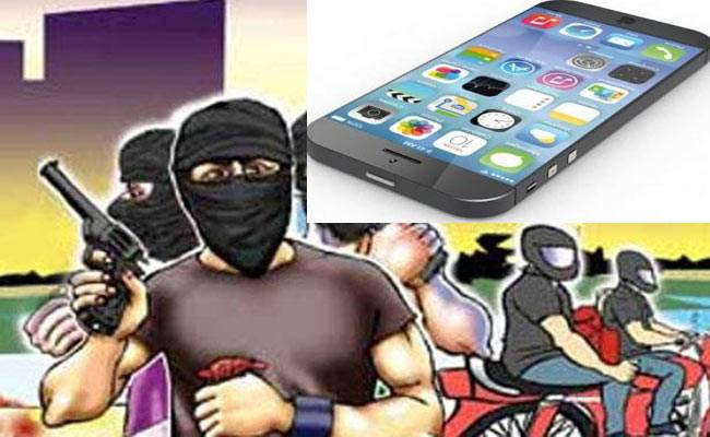 पुलिस लूटेरों की तलाश कर रही है