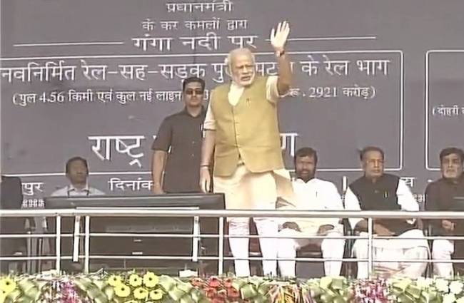 लोगों को शांत कराते पीएम मोदी