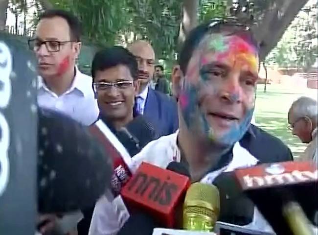 होली के रंग में रंगे राहुल गांधी