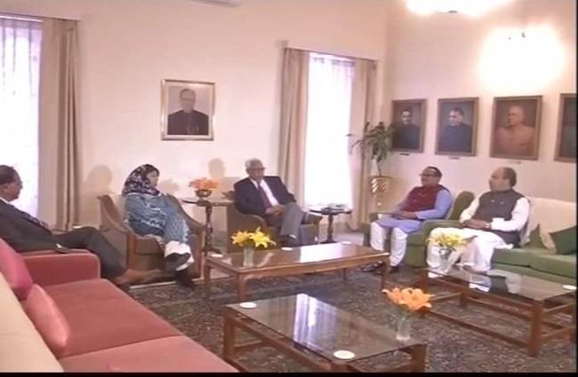 महबूबा मुफ्ती और निर्मल सिंह ने की राज्यपाल से मुलाकात