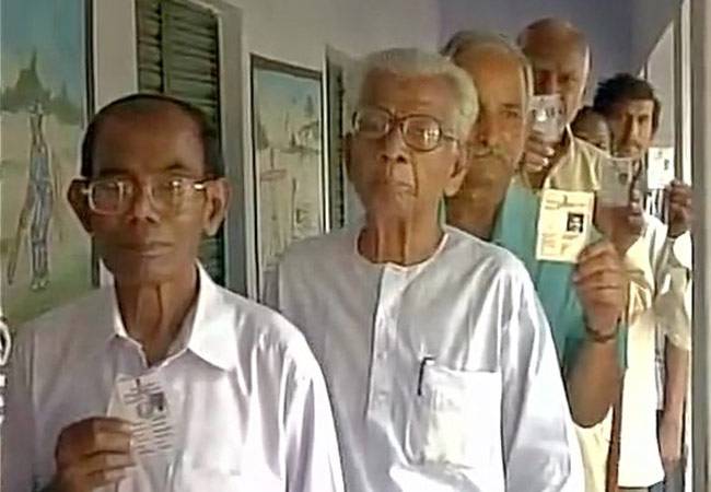 बुजुर्ग मतदाताओं में भी वोटिंग के लिए दिखा उत्साह