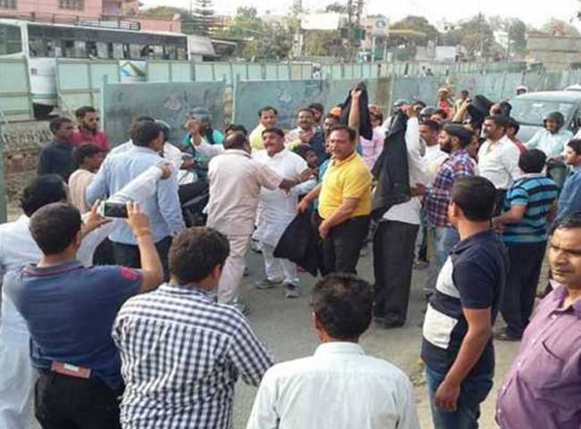 विरोध प्रदर्शन करते बीजेपी कार्यकर्ता