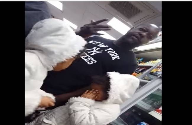 नाराज शख्स ने बच्चों के सामने कसा तंज