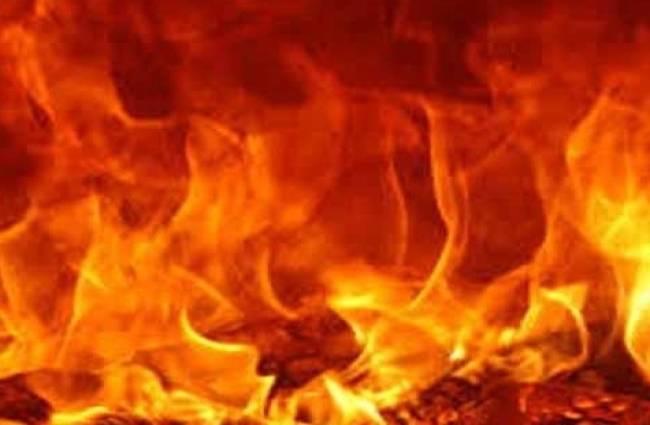 आग लगने से घर में अफरा-तफरी मच गई