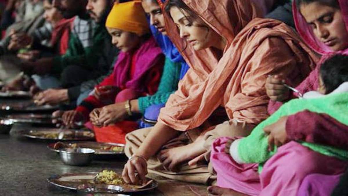 फर्श पर बैठकर खाना खाने के 7 फायदे - sitting on the floor and eating is good for health - AajTak