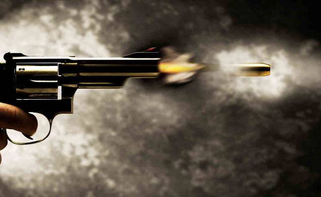पुलिस हत्यारोपियों की तलाश कर रही है