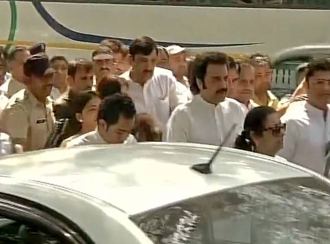 नई दिल्ली में कांग्रेस मुख्यालय के बाहर नेतागण