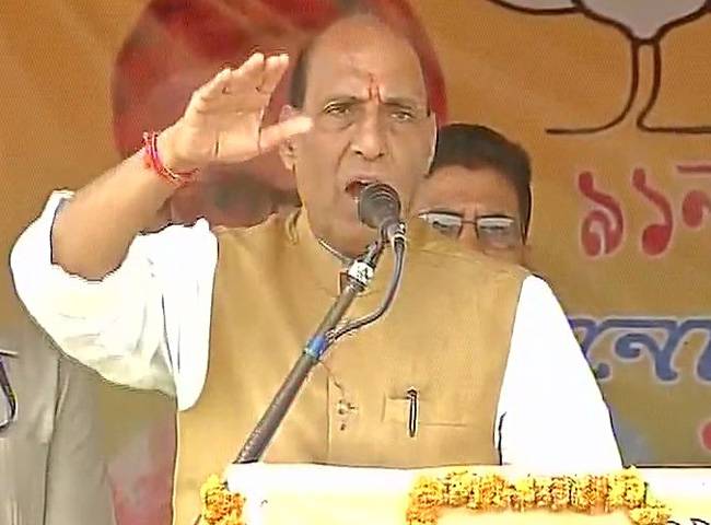 असम में चुनावी रैली के दौरान राजनाथ सिंह