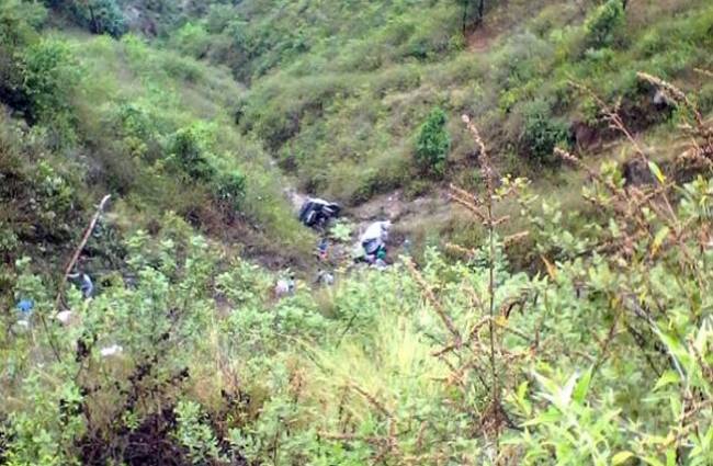 खाई में गिरी बस