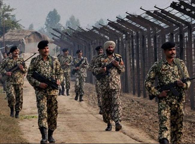 सीमा पर गश्त करते भारतीय सेना के जवान