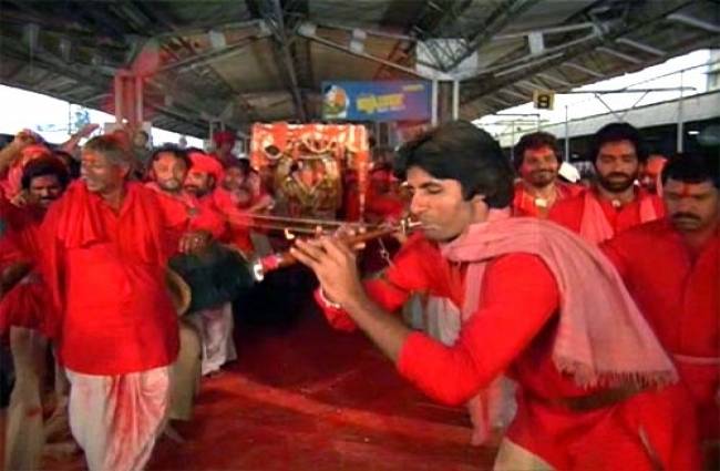 बॉलीवुड के महानायक अमिताभ बच्चन ने किया कुली का यादगार किरदार