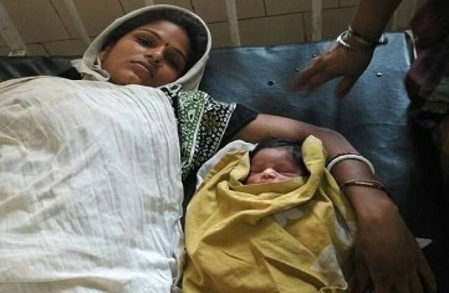 अस्पताल में भर्ती महिला और नवजात