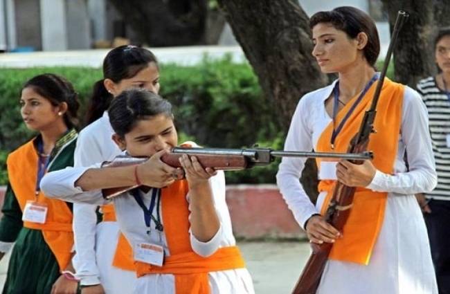 कैम्प में लड़कियों को दी जा रही बंदूक चलाने की ट्रेनिंग