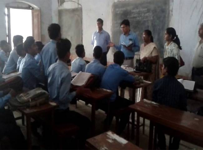 कॉलेज में छात्रों के बीच जांच अधि‍कारी