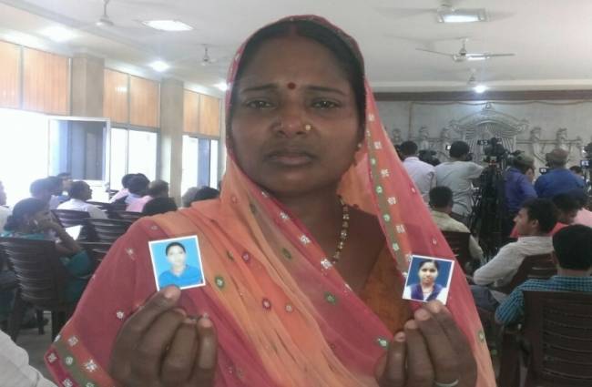 थम नहीं रहे हैं बेबस मां के आंसू