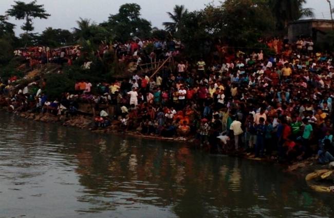 मौके पर जमा भीड़