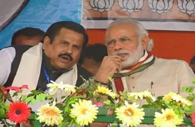 पीएम मोदी के साथ असम बीजेपी प्रभारी महेंद्र सिंह