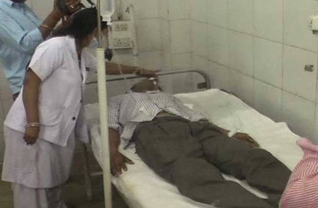 डॉक्टरों के मुताबिक किसान की हालत नाजुक बनी हुई है