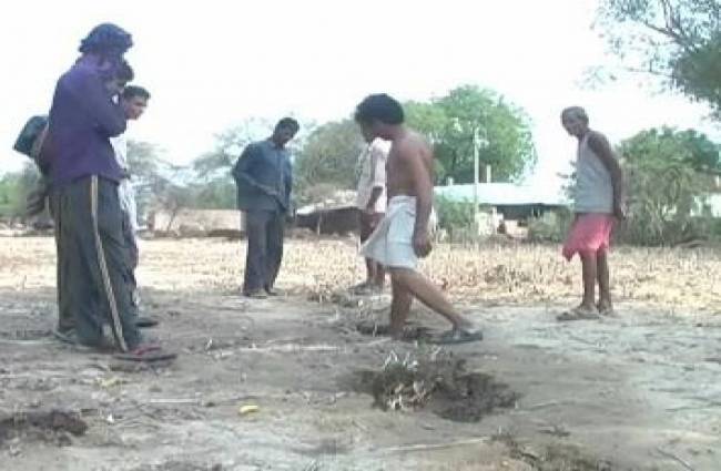 करीब 50 मीटर फटी सड़क