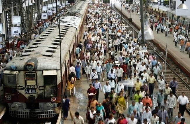 करीब 50 मिनट तक यात्री ट्रेनों में फंसे रहे