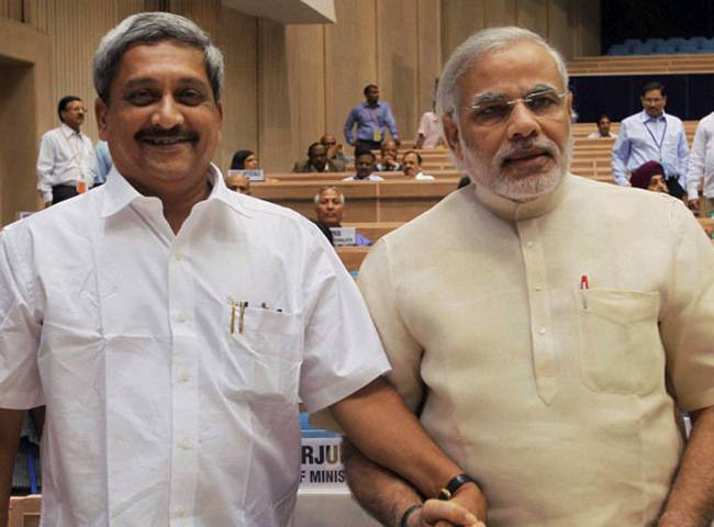 प्रधानमंत्री नरेंद्र मोदी के साथ रक्षा मंत्री मनोहर पर्रिकर