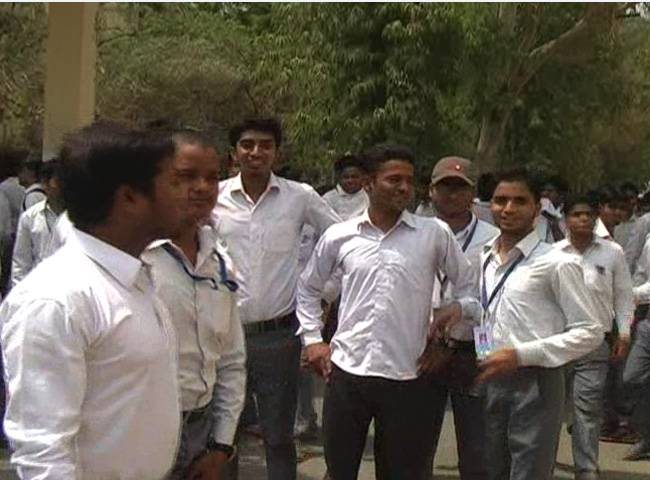 परीक्षा रद्द होने के बाद केंद्र के बाहर छात्र