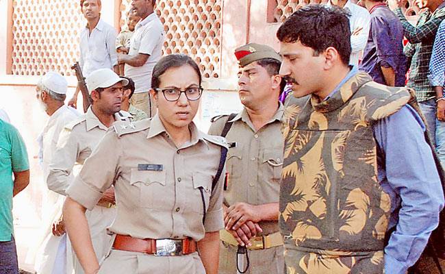 जिला अस्पताल में घायलों का उपचार चल रहा है ( सभी फोटोः एम. शौकीन)