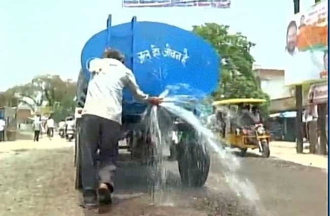 सड़क धुलाई के लिए दर्जनों टैंकर पानी को बर्बादी