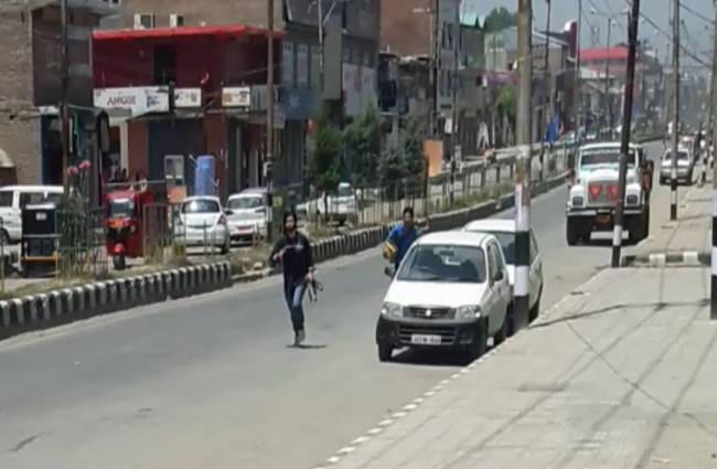 इनमें से काले कपड़ों वाला आंतकी खुदवानी का रहने वाला है