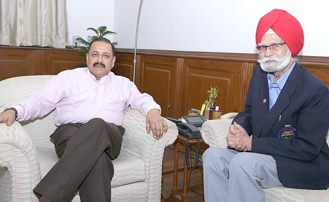 पूर्व ओलंपियन बलबीर सिंह ने खेल मंत्री जितेंद्र सिंह से मुलाकात की