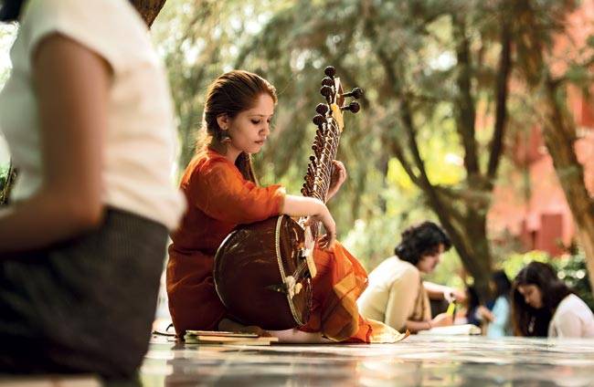सितार का अभ्‍यास करती स्‍टूडेंट