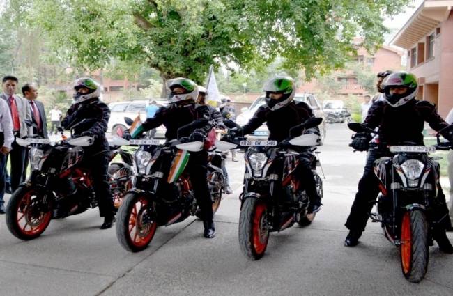 मोदी मिशन पर निकलीं बाइकर्स क्वीन