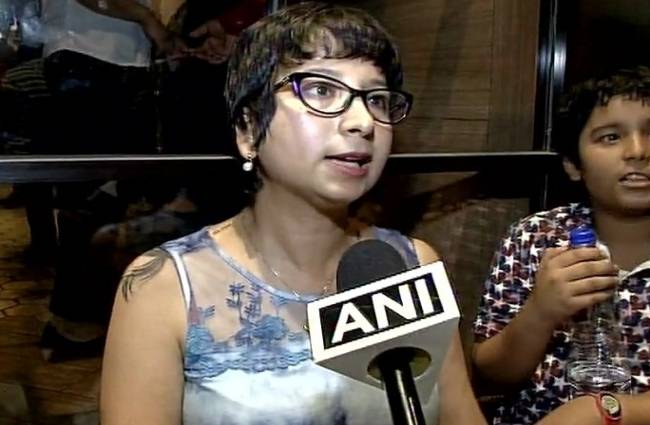 सोनाली अपने पति के जन्मदिन  पर गरीब बच्चों को खाना खिलाने लाई थी