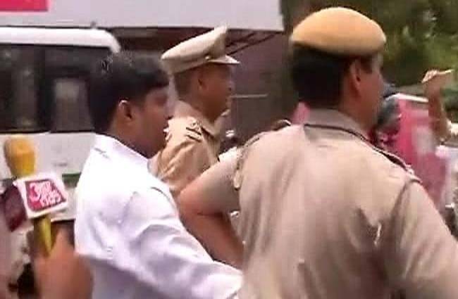 मोहनिया के समर्थकों का थाने के बाहर हंगामा