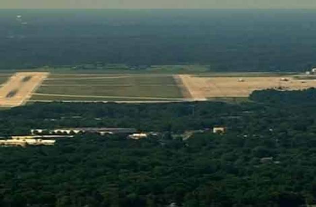 एयरफोर्स बेस वाइट हाउस से 24 KM दूर है