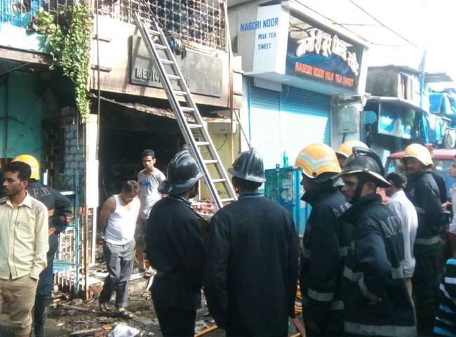 मेडिकल स्टोर में देर रात लगी आग