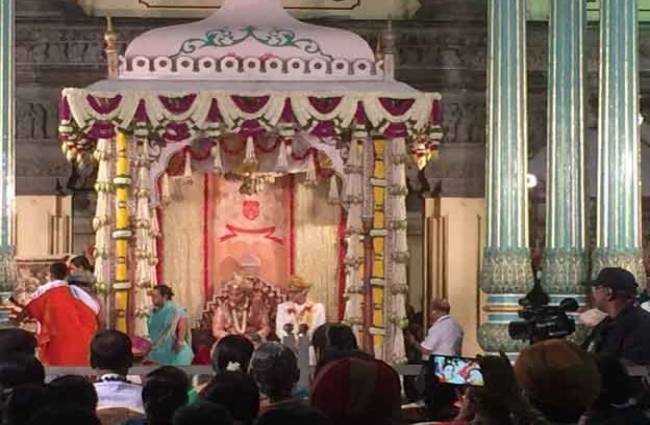 अंबा विला पैलेस को दुल्हन की तरह सजाया गया था