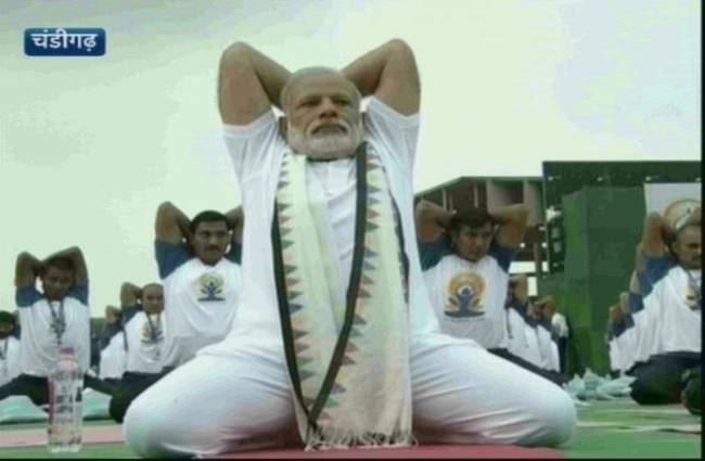 पीएम मोदी ने चंडीगढ़ में योग किया
