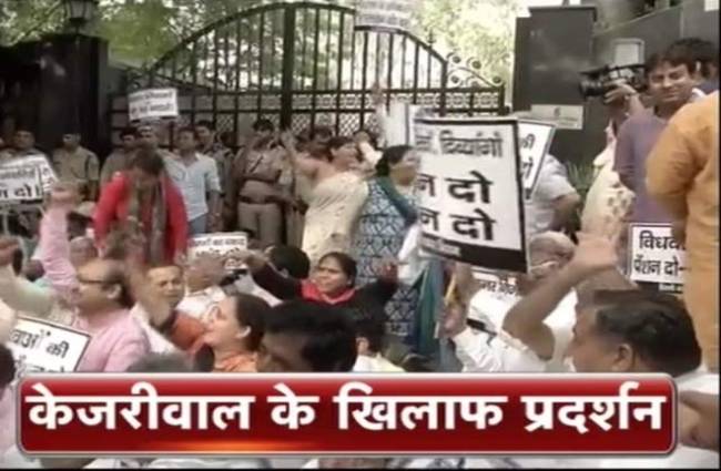 पुलिस ने कई प्रदर्शनकारियों को हिरासत में लिया