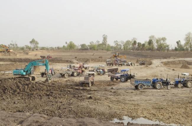 तालाब निर्माण का काम तेजी से जारी