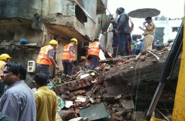 रेस्क्यू ऑपरेशन में जुटी एनडीआरएफ की टीम