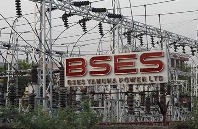 दिल्ली के कई इलाकों में बिजली नहीं