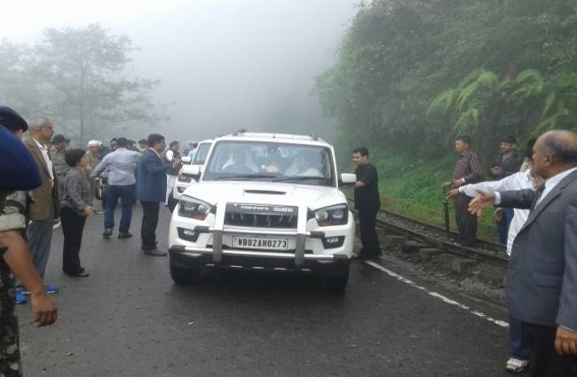 काफिले को पुलिसकर्मियों ने बचाया