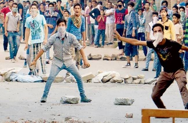 आतंकी बुरहान वानी की मौत के बाद कश्मीर में हिंसक हुई भीड़