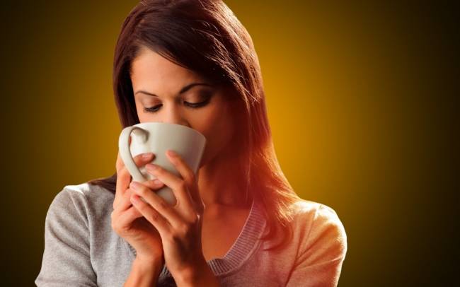 चाय में कैफीन होता है जो ब्‍लड प्रेशर को बढ़ाता है.